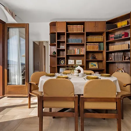 Blue Horizon A Seaside Escape In