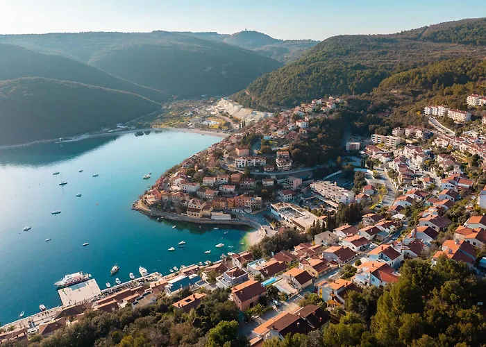 Blue Horizon A Seaside Escape In 라벡